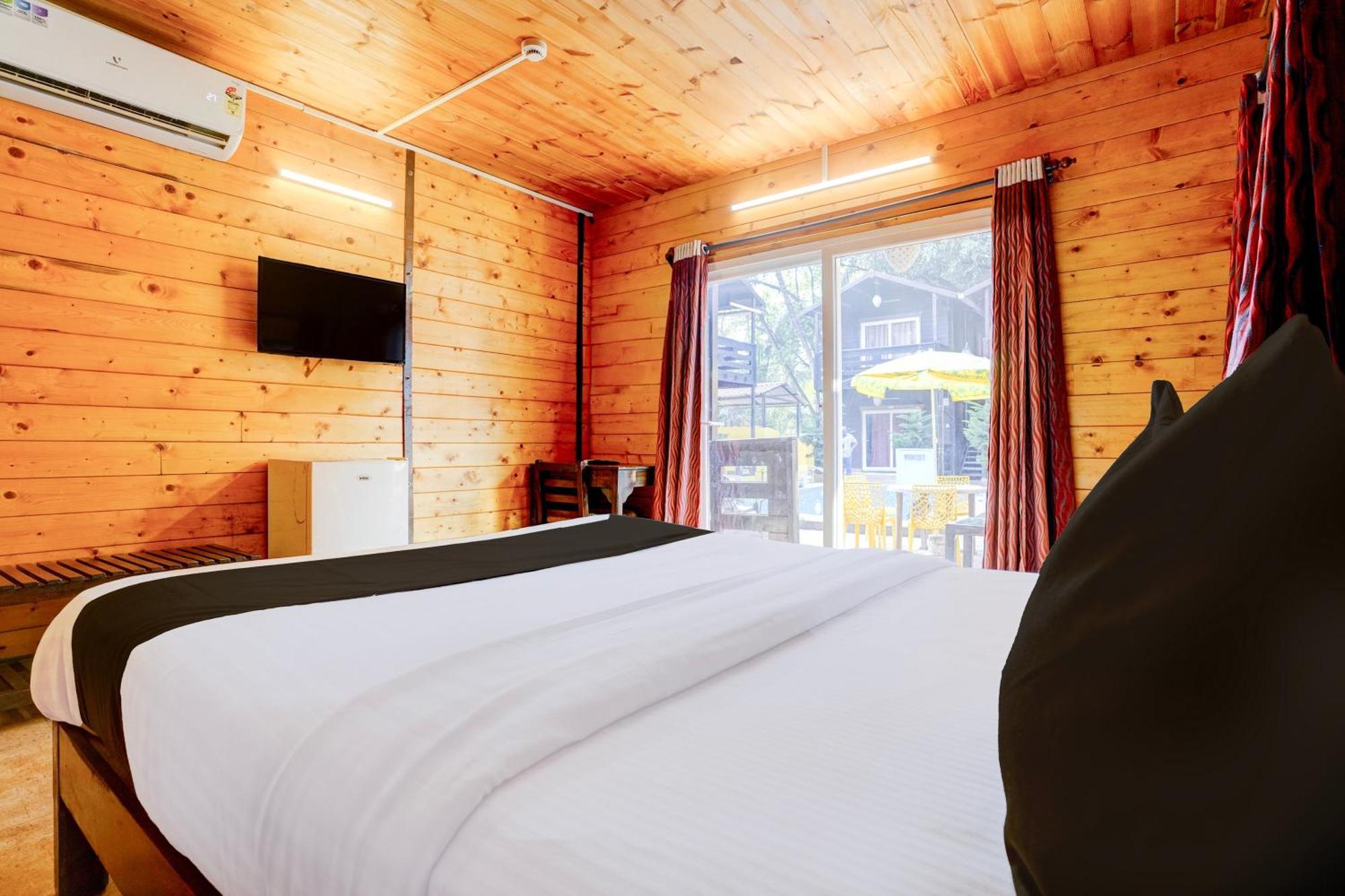 Super Townhouse Morjim Hotel Eksteriør billede
