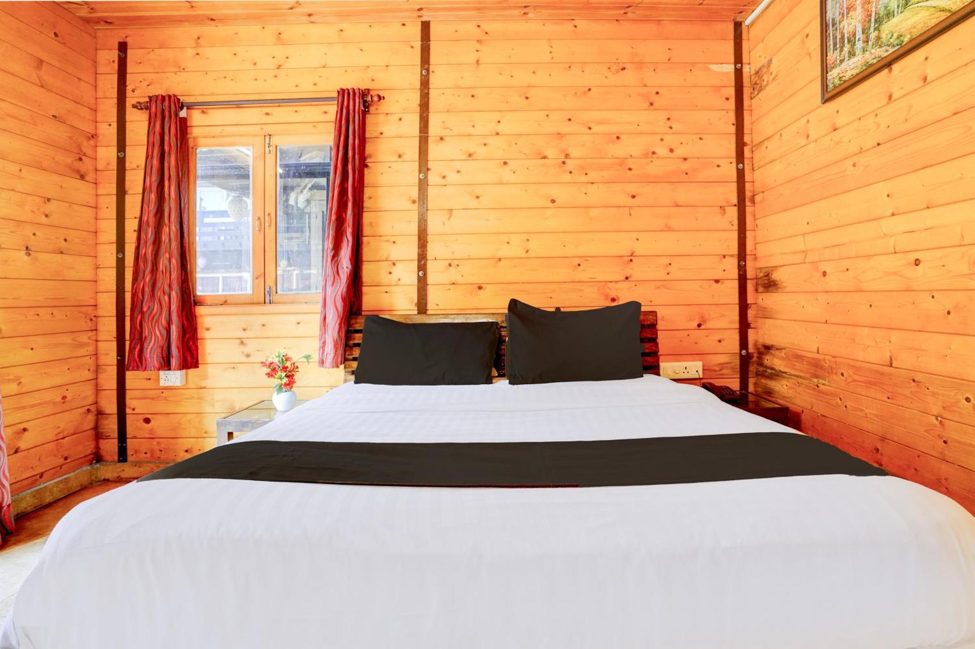 Super Townhouse Morjim Hotel Eksteriør billede