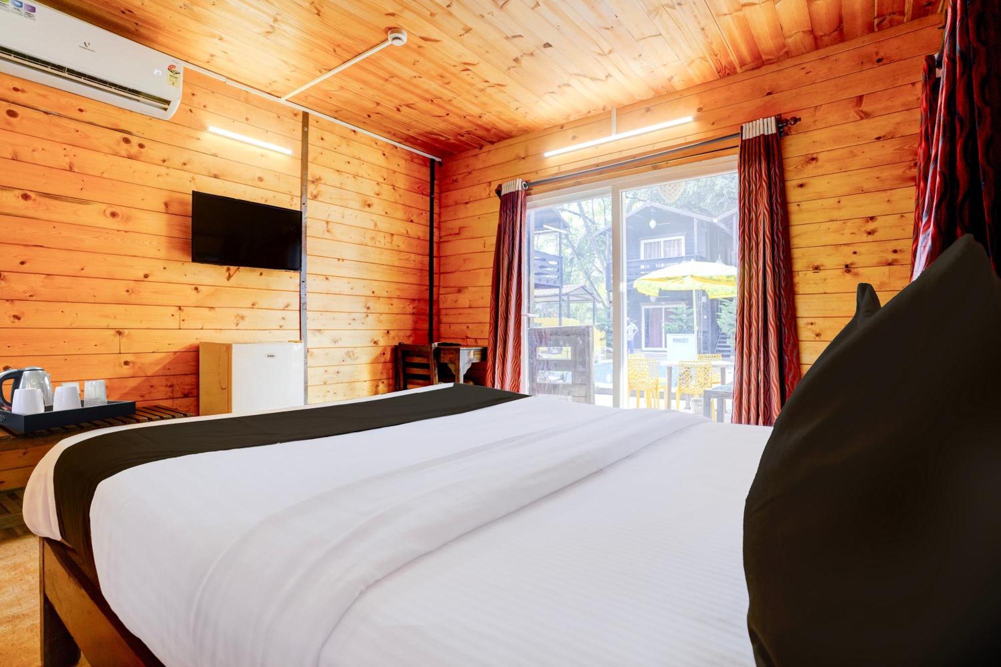 Super Townhouse Morjim Hotel Eksteriør billede